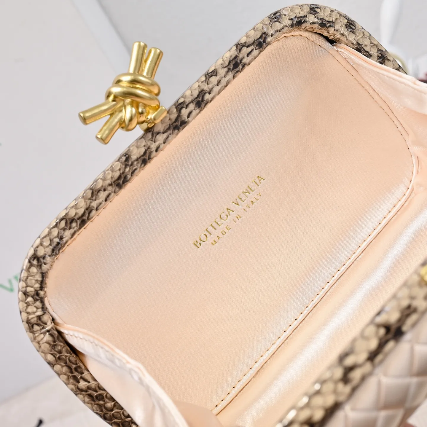 Batch 1460 #BV Knot woven evening bag series ~ Each bag reveals exquisite elegance💫Iconic classic silk weaving➕snake skin trimming with knot buckle, soft and delicate feel. The design is small and exquisite, low-key without logo, elegant and elegant. Paired with evening dress or cheongsam, it has the atmosphere of a famous and wealthy lady. Full of aura and invincible texture💃 Model: 7622 Dimensions: 20x12x5.5
